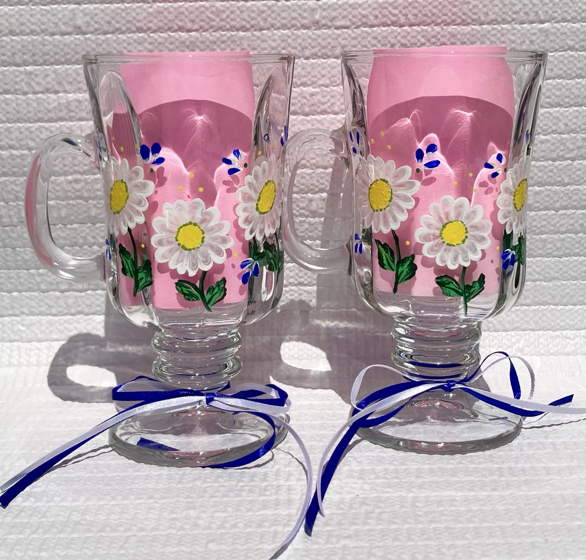 Irish coffee glasses etsy.com/listing/947710… #irishcoffee #coffeeglasses #daisies #SMILEtt23 #CraftBizParty #handpaintedglasses #etsyshop #etsylove