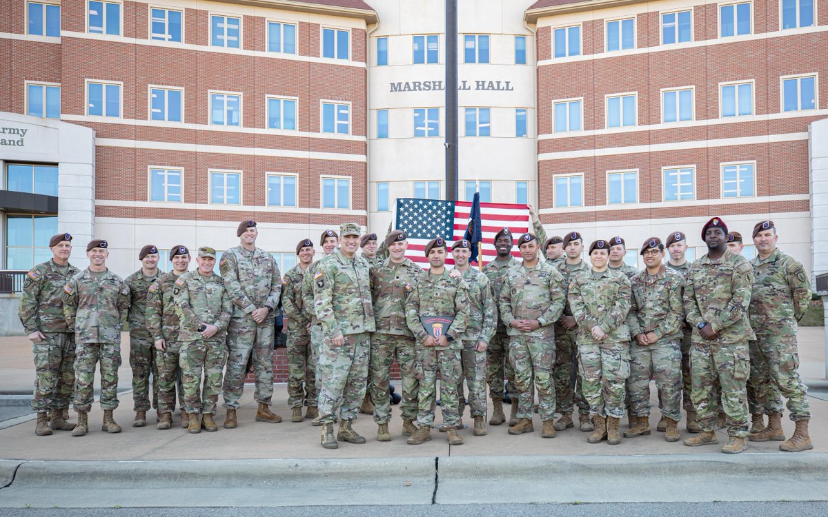 Today, Gen. Andrew Poppas, FORSCOM commander, administered the Oath of Enlistment for Staff Sgt. Manprit Singh, @2SFAB, as he raised his right hand confirming his indefinite contract with the U.S. Army. #BeAllYouCanBe #ArmyPossibilities #ArmyTeam #Soldiers @armysfabs @USArmy