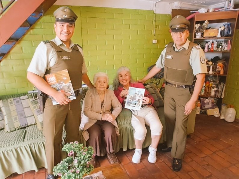 CarabRinconada's tweet photo. Carabineros de la 25ª Comisaría en conjunto con ONG #Nosbuscamos, permitió un emotivo reencuentro después de 54 años entre una madre y su hija. https://t.co/VfoxSdFsRu