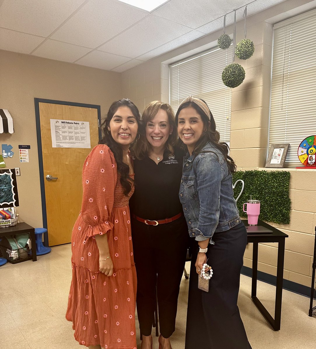 A true #TeamNorthside  and full circle moment today! My third grade teacher from Scobee walked into my 3rd grade classroom! 🥰 @NISD