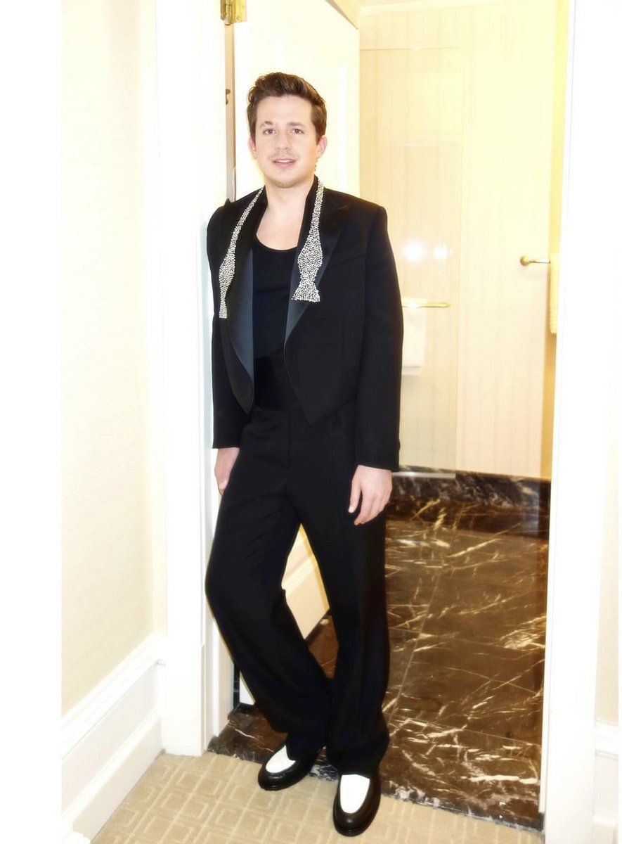 PuthPhyllis's tweet image. You look so debonair and oh so handsome, Charlie. 🥺🤩😍😍😍♥️💚♥️🔥🔥🔥🎶

“@charlieputh x @librarycongress Gershwin Prize honoring @eltonofficial and bernietaupinofficial in @StellaMcCartney look and jlindebergofficial loafers
#styledbydavethomas” via davethomasstyle IG Post —…