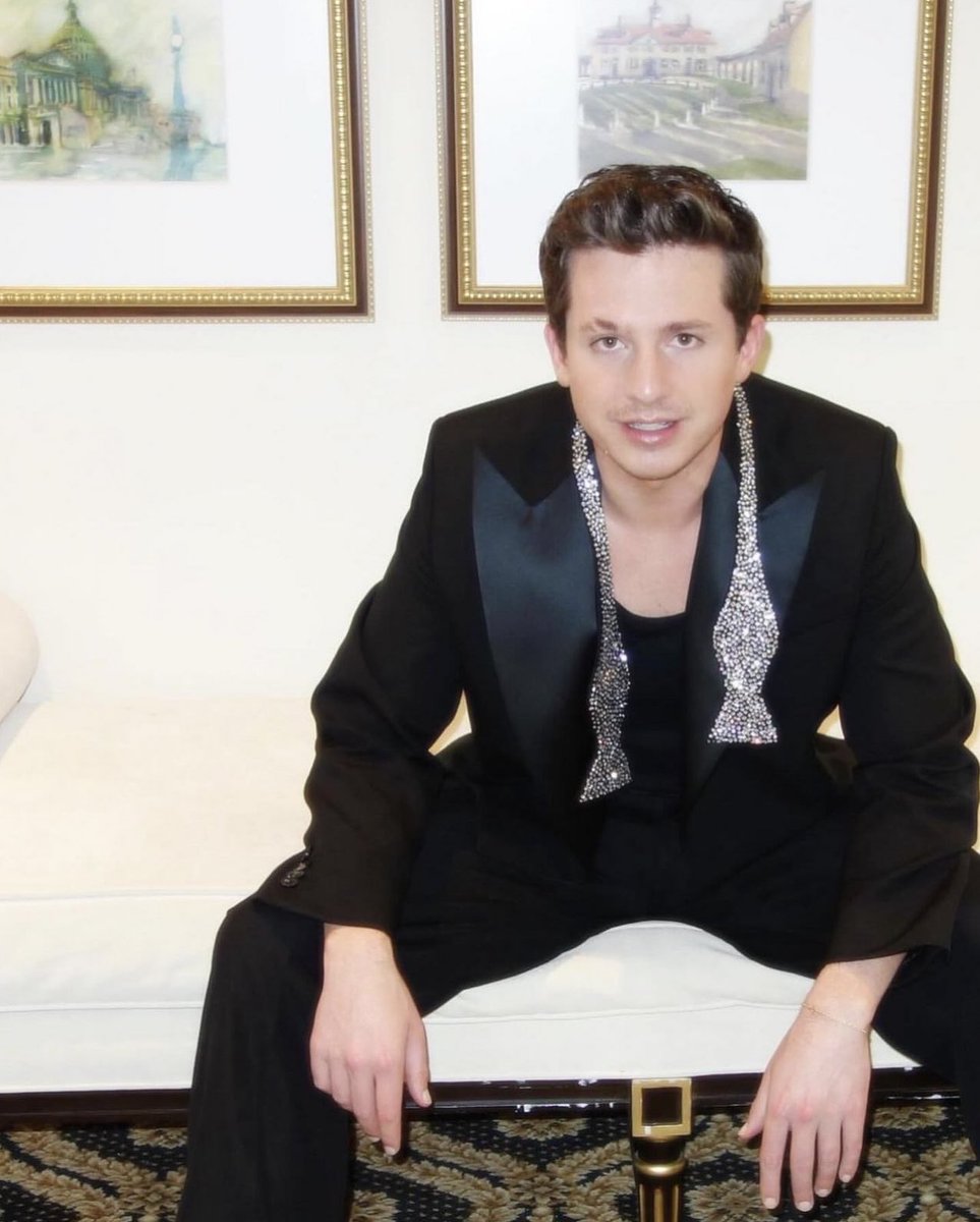 PuthPhyllis's tweet image. You look so debonair and oh so handsome, Charlie. 🥺🤩😍😍😍♥️💚♥️🔥🔥🔥🎶

“@charlieputh x @librarycongress Gershwin Prize honoring @eltonofficial and bernietaupinofficial in @StellaMcCartney look and jlindebergofficial loafers
#styledbydavethomas” via davethomasstyle IG Post —…