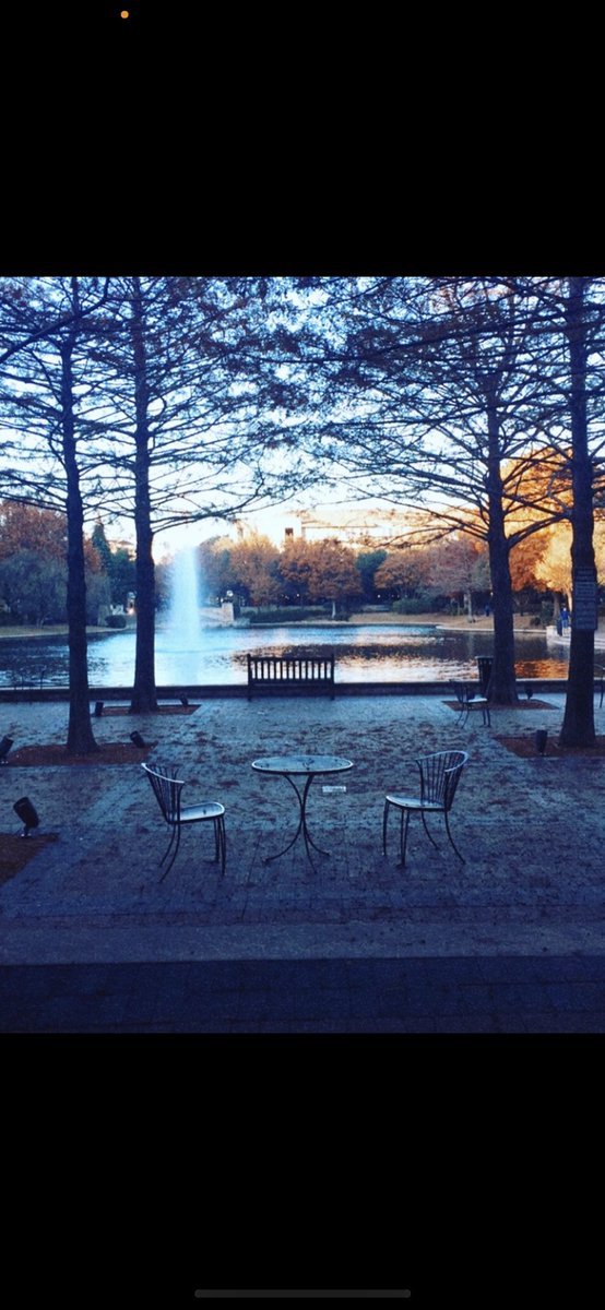 ضايق صدري من الدنيا وأكتِفيت 
اسمحولي ما عاد اوثق في احد 

ماني أكثر شخص بالدنيا وفِيت 
لكني أكثر من تجمل وانجحد ..