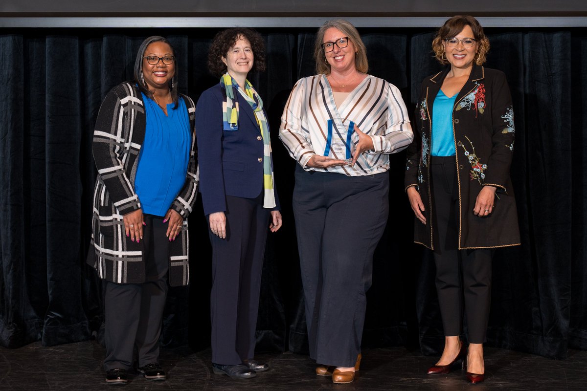 Congrats to Wendy Hunter Barker, Assistant Dean of Strategy & Operations at #RadySchool, for receiving the @UCSanDiego 2024 Inclusive Excellence Award! Wendy's dedication to EDI shines through her impactful work at Rady & across the @UofCalifornia system. rady.ucsd.edu/why/news/2024/…