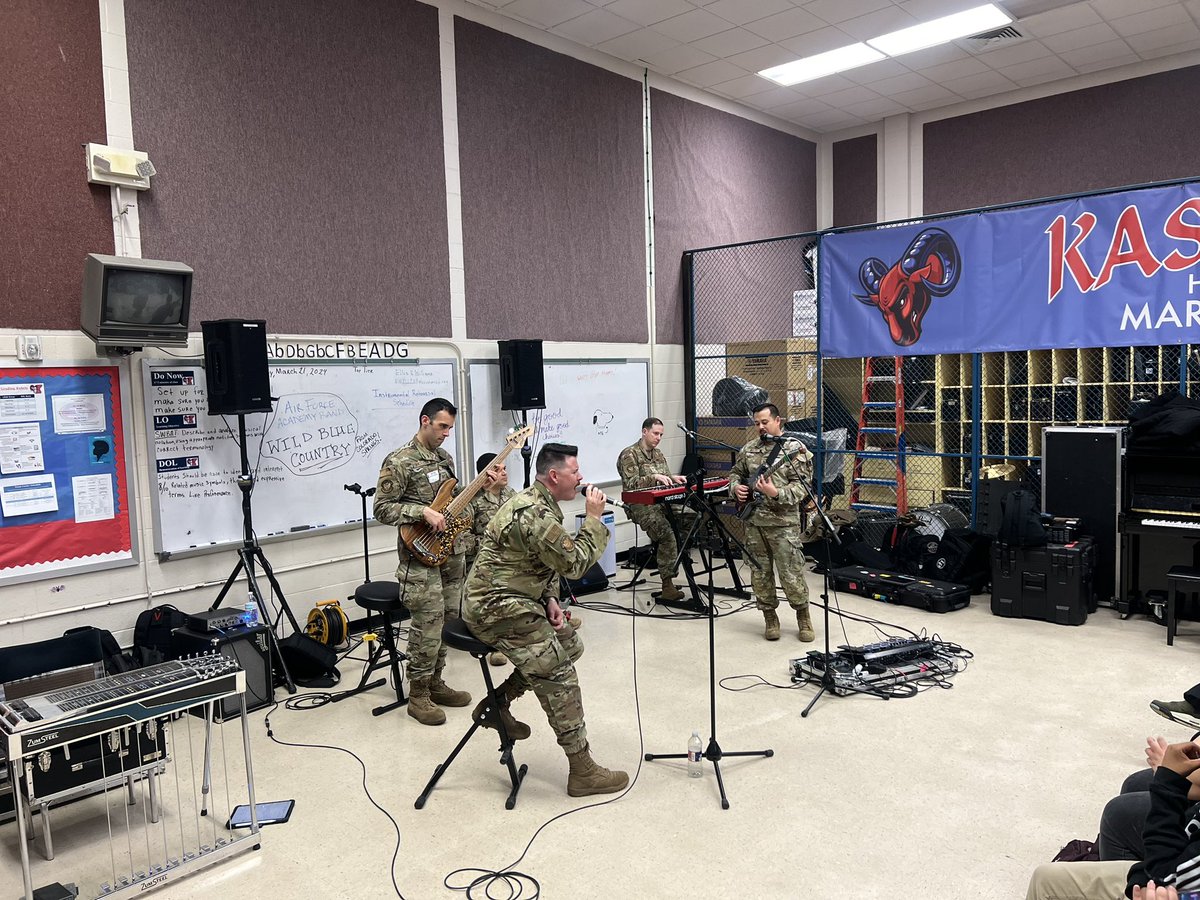 Our students had the opportunity to enjoy a performance from the @usairforce Band! We are #KreatingLeaders who #MakeADifference ❤️💙
