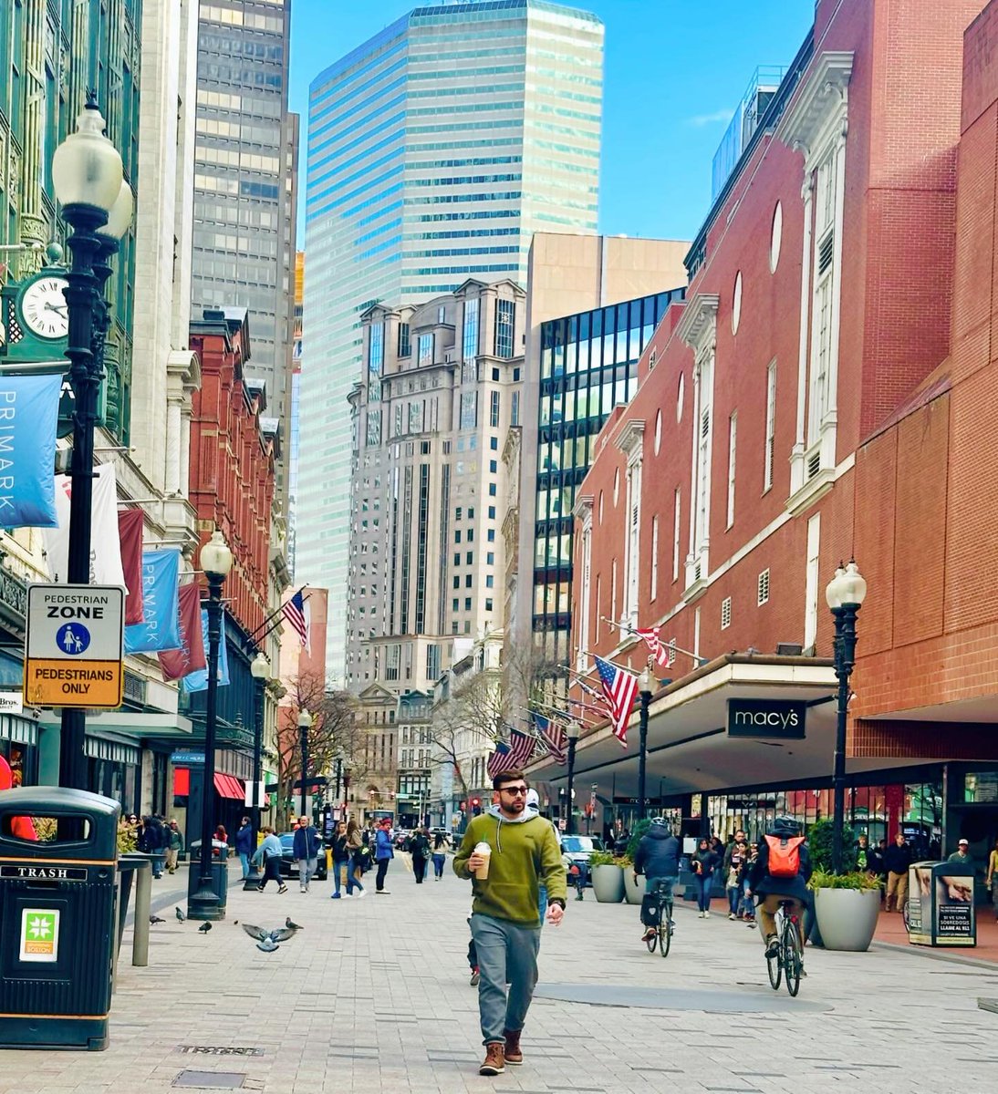 The iconic view down an active Summer Street is hard to beat 🤩 #DowntownBoston

📸 Bruno Araújo Braga