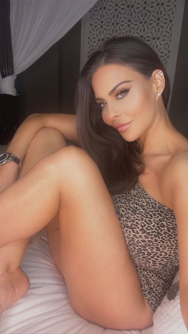 Gaming or me? #linseydawnmckenzie  #retweet https://t.co/0zhTFyz45k<a href="/tag/linseydawnmckenzie"class="tags">#linseydawnmckenzie</a><a href="/tag/retweet"class="tags">#retweet</a>