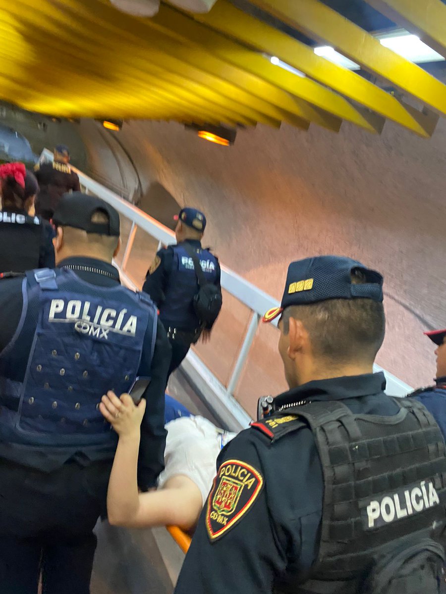 lopezdoriga's tweet photo. ¡Y una más del Metro!

En la estación Miguel Ángel de Quevedo de la Línea 3, varias personas cayeron porque se detuvieron las escaleras eléctricas.

Policías y paramédicos atienden a las personas lesionadas.

Vía @luismiguelbaraa https://t.co/ju36bCjm01