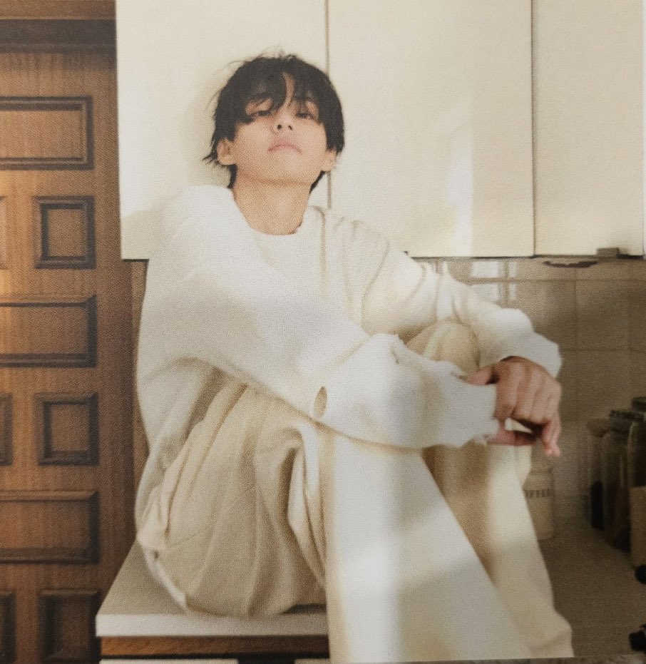 kimtaeji120430's tweet photo. てひょんあ、
103回目のおはよう。

計算されたﾁｮﾛﾝも良いけど計算された寝癖も良い。とても良い。ｽｷ。どうしても何がなんでもひたすらに愛でたくなる寝癖選手権第一位だ(昨日から選手権開かれすぎw) (ところでﾁｮﾛﾝも寝癖もﾑｼﾞﾝﾆﾑという事でおk？)

#WeWaitingForTaehyung
#D445 https://t.co/edR3rEOT94