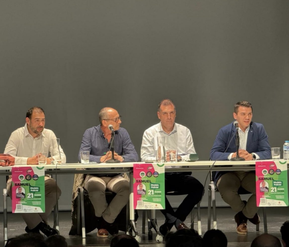AaronRiv_JUPOL's tweet photo. Hoy junto a @guidoprincesa, @jucilnacional y @CSIFnacional hemos analizado la necesidad de un nuevo modelo policial en España.

Es necesario implementar un modelo policial al servicio del ciudadano, adaptado a la realidad delincuencial y que recupere el Principio de Autoridad

#EquiparacionYa #ProfesionDeRiesgoYA