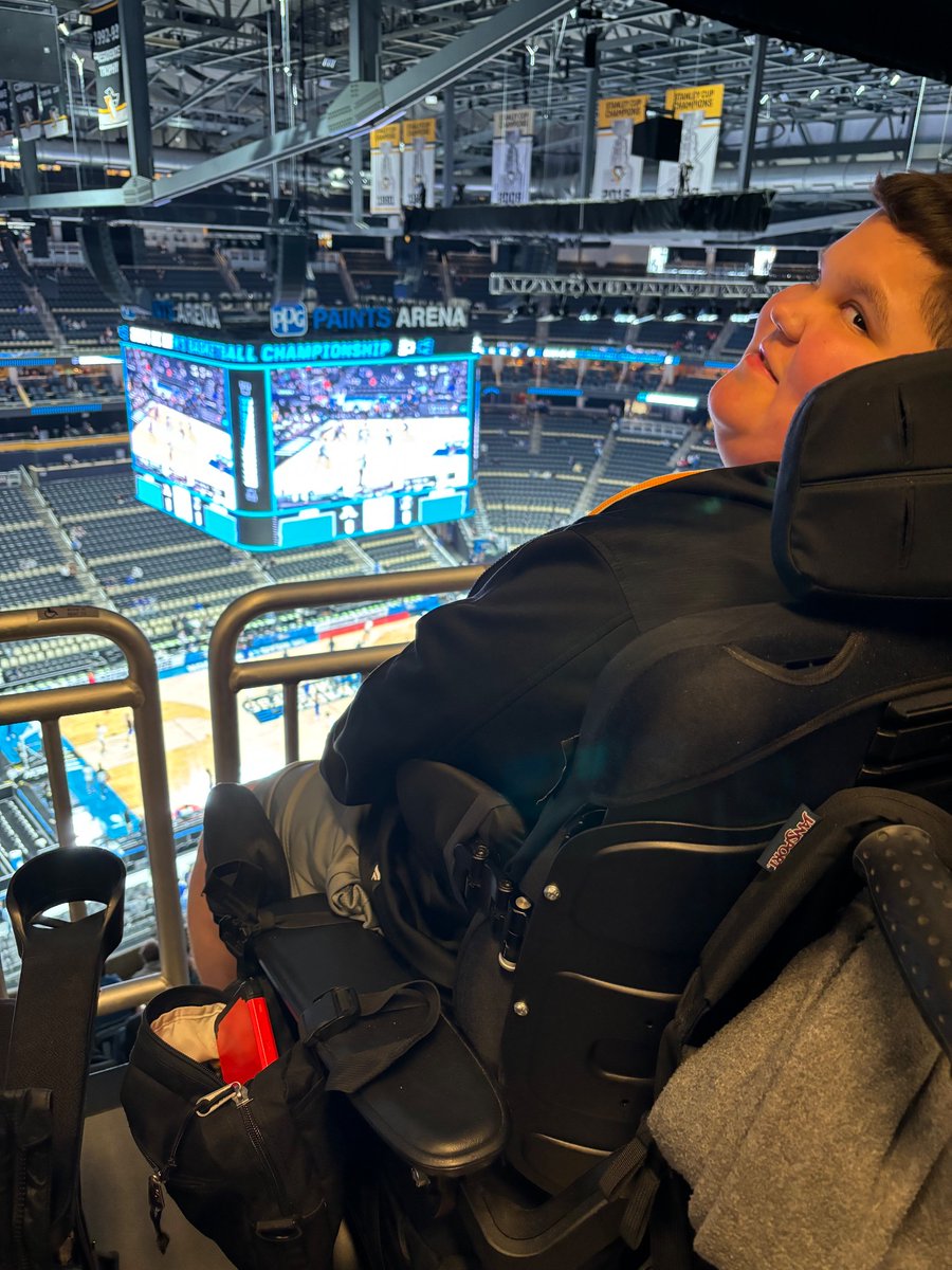 MardeeDeSantis's tweet photo. In Pittsburgh for #MarchMadness. This guy is loving his view! #MMSelfie https://t.co/6eJPuPNAAw