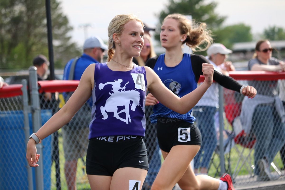 Congratulations to Kelsey Moore on qualifying for the Illinois Top Times! Kelsey will be competing in the 60 hurdles and 400m Friday in Bloomington.