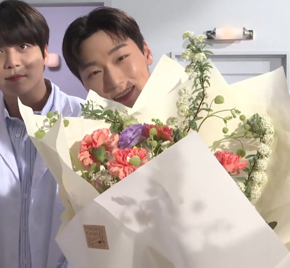 etherealsanie's tweet photo. So happy to be receiving flowers. 🥺💐 https://t.co/chj7m9aNIP
