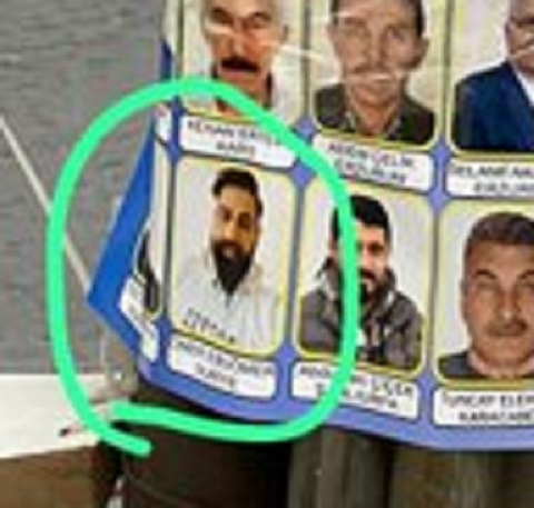 Bursa Osmangazi Alemdar Mahallesinde Suriyeli Muhtar Azası adayı.
Adayın adı; Omer Ebuomer. 
Ebuomer Suriyeli. 
Geldiler, mahallelerimize yerleştiler şimdi de yerel yönetimlerden başlayıp ülkeyi yönetmenin peşindeler.
Geçtiğimiz gün Alemdar Mahallesindeydim. Binlerce Suriyeli