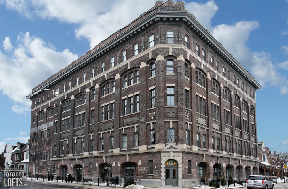 Toronto_LOFTS's tweet photo. New LOFT for Rent at ** Argyle Lofts **  Bright one bedroom loft with a beautiful view of the CN Tower.  

Find more info and book a visit here: https://t.co/DT6M7x5rLy 

#LoftLiving #TorontoLofts #TorontoRealtors #LoftApartment #DowntownLiving #Lofthouse #TorontoRealEstate https://t.co/hyCOxE8kvg
