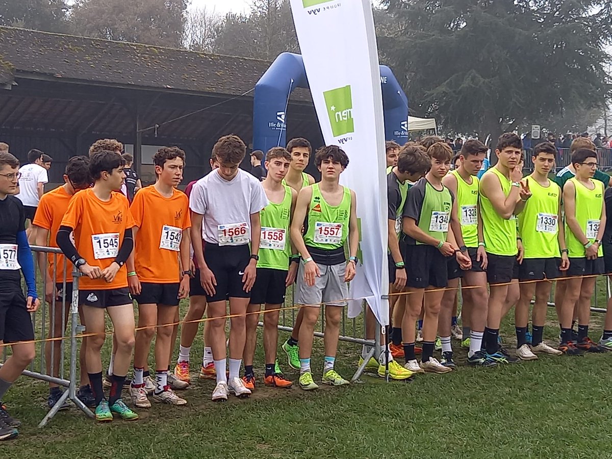 Aujourd'hui nos élèves du lycée de la #VeniseVerte étaient en Bretagne pour le championnat de France de cross🏃🏃‍♀️🇫🇷 . Belle expérience pour nos cadets cadettes, 26e /35 équipes en  excellence. Parcours très rapide  peu technique au milieu d'un beau domaine 🌳autour d'un 🏰.