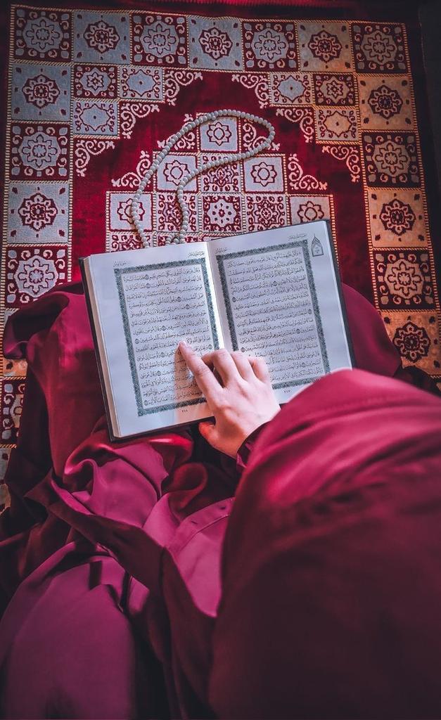 -
«ويَوم الجُمعة أنِيس مُؤنِس، يأتِي كحُضنٍ 
حان يلمّ شتاتَنا بَعْد عَنَاء سِتَّة أيّام مُتواصِلة، 
ويأوينَا لكهَف الأمَان».

#يوم_الجمعة
