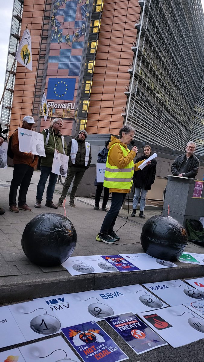 Rise4ClimateBE's tweet photo. Today in front of @EUCouncil to stop climate bombs where European companies and banks are involved. We want to push the 27 to adopt a Fossil Fuel Non Proliferation Treaty
https://t.co/BefVUPf9O1
#fossilfueltreaty #riseforclimate #endfossilfuels https://t.co/o9316NaGWc