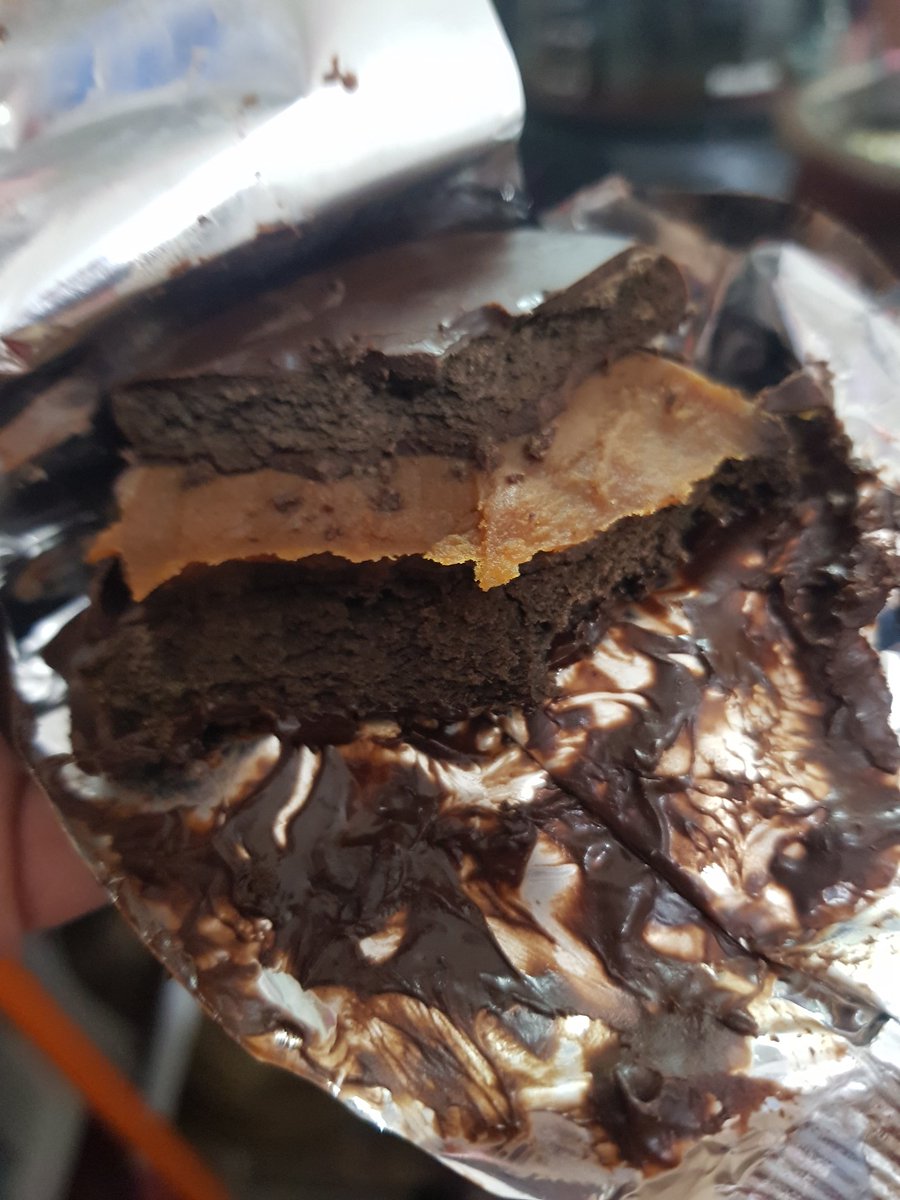 escuchame nene no tengo mucho tiempo pq estoy a las re apuradas pero este es el mejor alfajor q vas a comer en tu vida