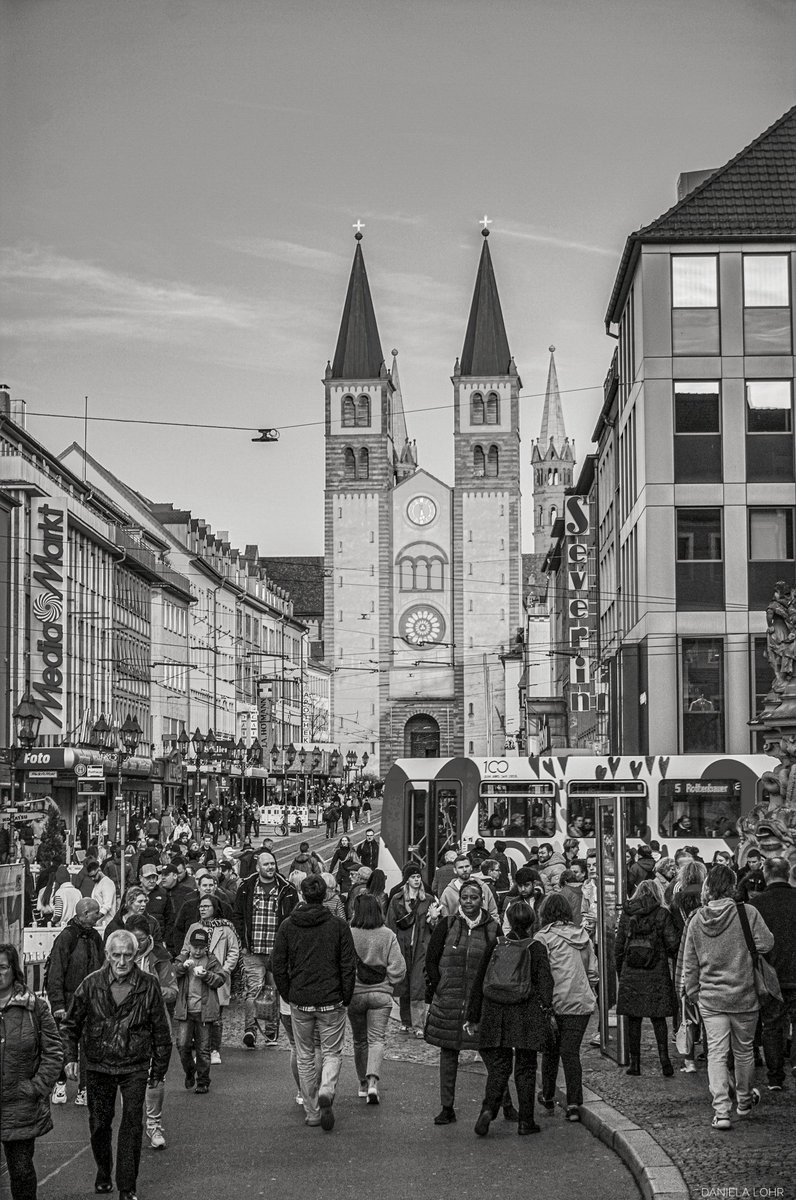 🌸🕊🌸
Würzburg 
🌸🕊🌸
#streetphotographie 
#blackandwhite