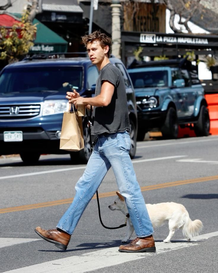 butlerstuffs's tweet photo. austin butler's street style... there's something about him like the guys from the past and i love it https://t.co/vWPRepTWaQ