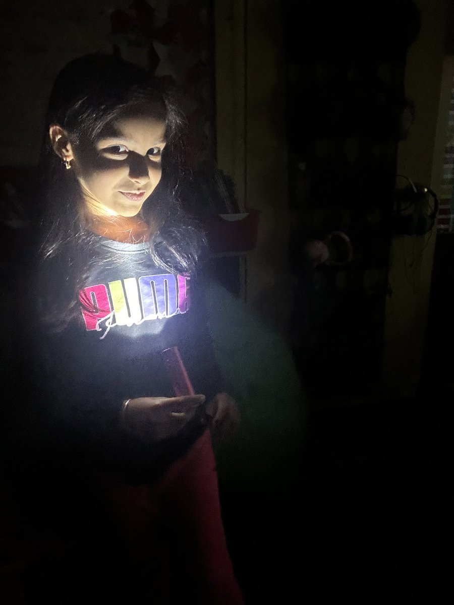 JenniferCoaker's tweet photo. Retelling our favorite read alouds using a a flash light, character voices and a skit is our new favorite class activity!!!!  @NHPGCP @NHPRoadSchool https://t.co/L1D2edwdiJ