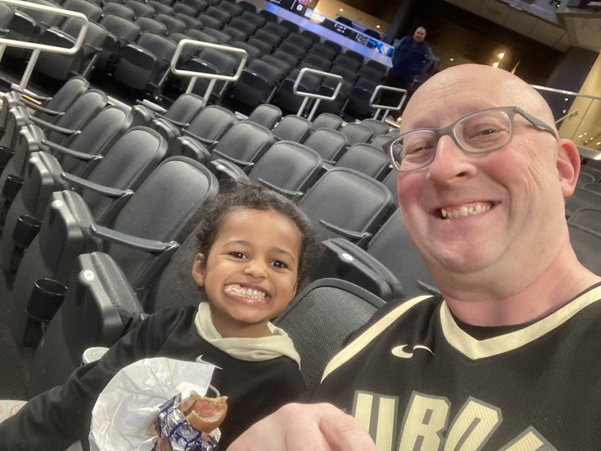 Thanks <a href="/rcolvin3/">Rosevelt Colvin</a> for taking a photo with my little girl at the <a href="/BoilerBall/">Purdue Men's Basketball</a> open practice. #BoilerUp