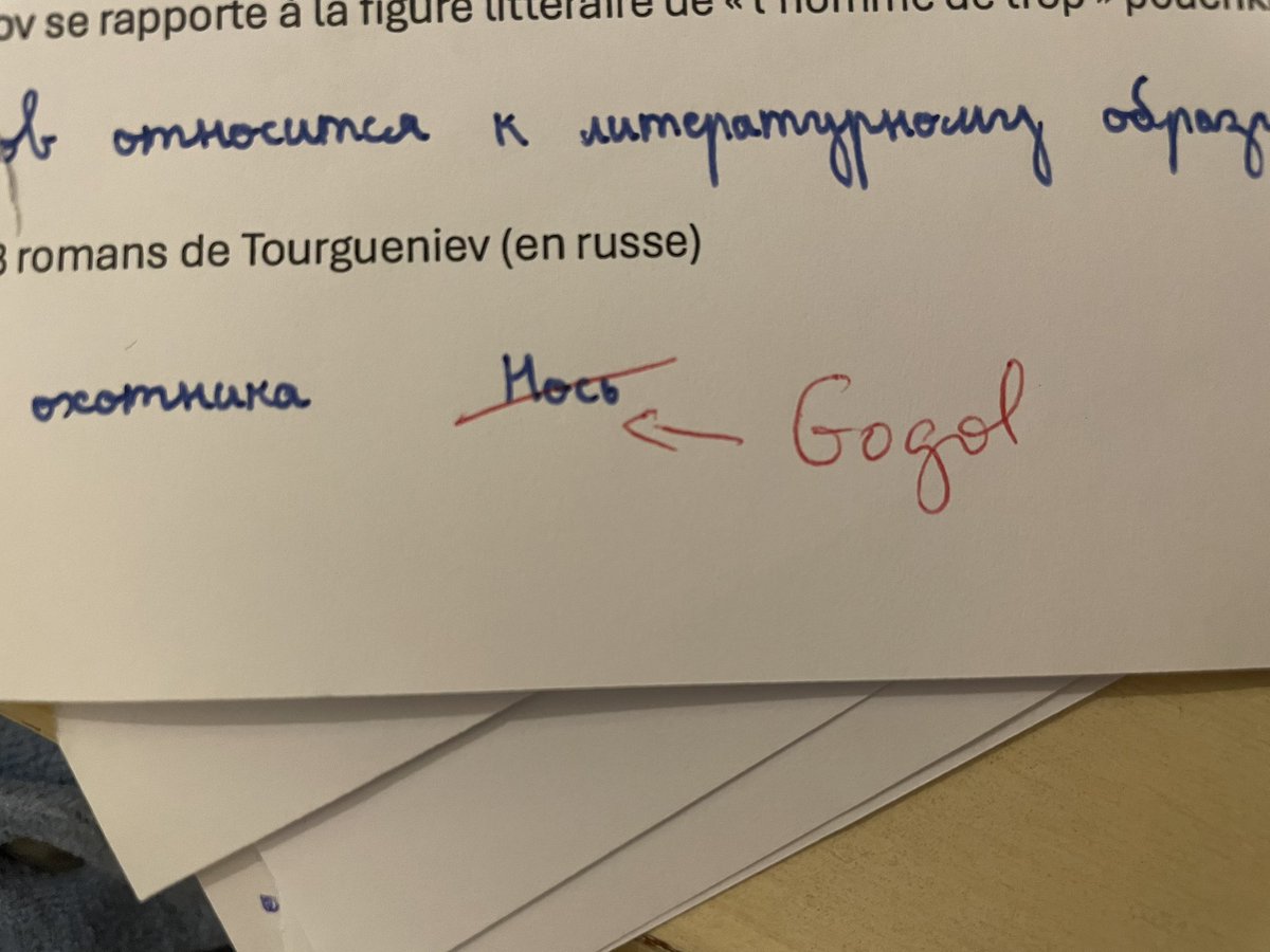J’ai demandé aux élèves de citer trois œuvres de Tourguéniev dans une interro, un élève m’a mis « Le Nez » donc je lui ai indiqué le bon auteur à côté mais on dirait trop que je l’insulte 😭