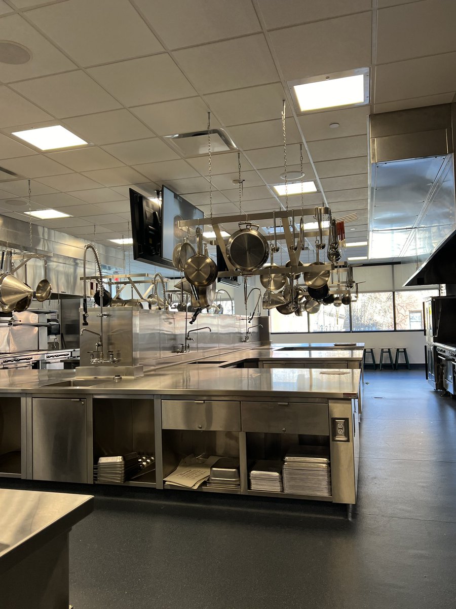 ashli_detweiler's tweet photo. Today was one for the books! @CCAC hosted a wonderful day of learning together and showcasing the beautiful new space and innovative programs offered. Icing on the 🎂 was seeing two former @DukeCitySD students of mine. I see #meetapro for our @PGHWorldofWork framework! 🍽️ https://t.co/YZAS0xdS6Z
