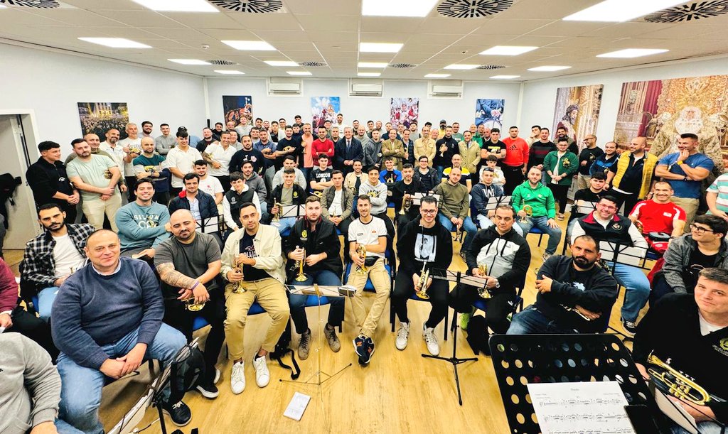 La Junta de Gobierno de la Hermandad ha visitado a nuestros hermanos de la <a href="/BandaCenturia/">Banda Centuria Macarena</a> en su último ensayo antes de la #SemanaSanta2024