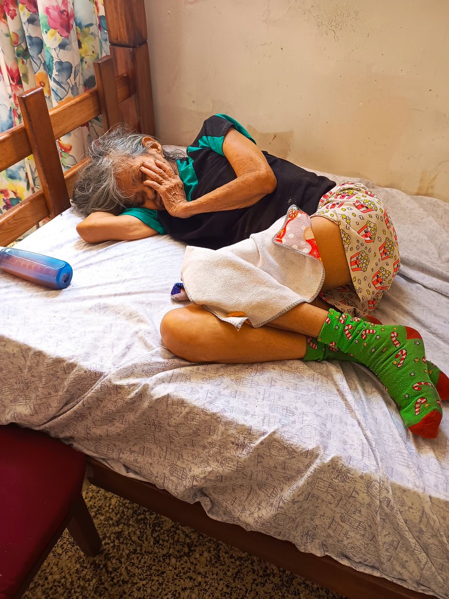 LuisReyes_30's tweet photo. #URGENTE Buenas tardes, sobre la situación de la Sra Gladys, hoy se realizó una nueva visita, en compañía de un funcionario del INASS, le llevamos algunas cositas y pues le habían realizado su aseo, está un poco mejor, conversamos con su nieta y está... 🧵
#Ayuda
#CasoSocial
#SOS https://t.co/aaaCSPECuX