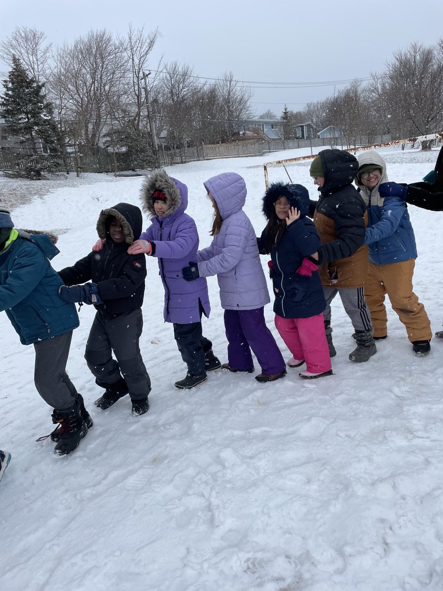 Rain or shine it was #DartOutdoors ⁦@VElementary⁩ ⁦@schoolsportsnl⁩ ⁦@debbieshortall1⁩ so nice to get out and have fun. ⁦@PlayJouerCanada⁩