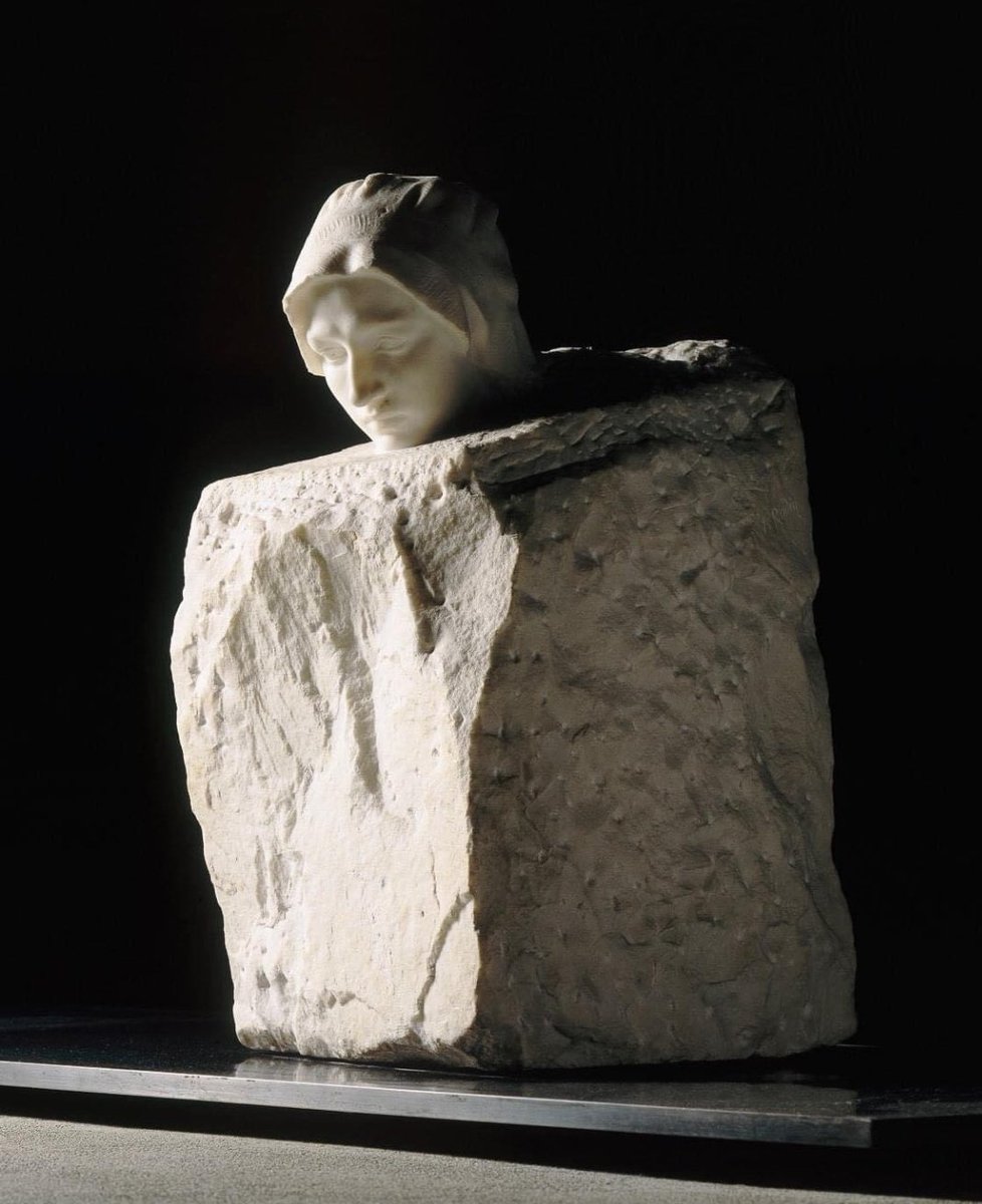 من أعمال اوغست رودان الغريبة ( واغلب أعماله غريبة) هذه المنحوتة، رأس امرأة ذو ملامح عذبة وهادئة يشوبها شيء من الحزن، يميل الرأس قليلا إلى الأمام وكأن المرأة تجاهد لتنظر إلى أمر ما أسفل كتلة الرخام التي انبثق منها رأسها.
الرأس هو لكامي كلوديل رفيقة رودان التي أحبته واحبها واشتغلت