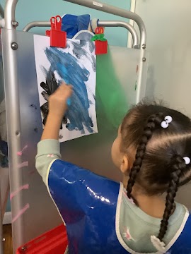 Today our friends were invited to create images of the sky using light blue and black paint, cotton balls, and paper.
#playfuldiscoveriesii #playfuldiscoveries #groupfamilydaycare #nycdaycare #nycpreschool #earlylearning #art #artforkids #kidspaintings #kidartist #paintingthesky