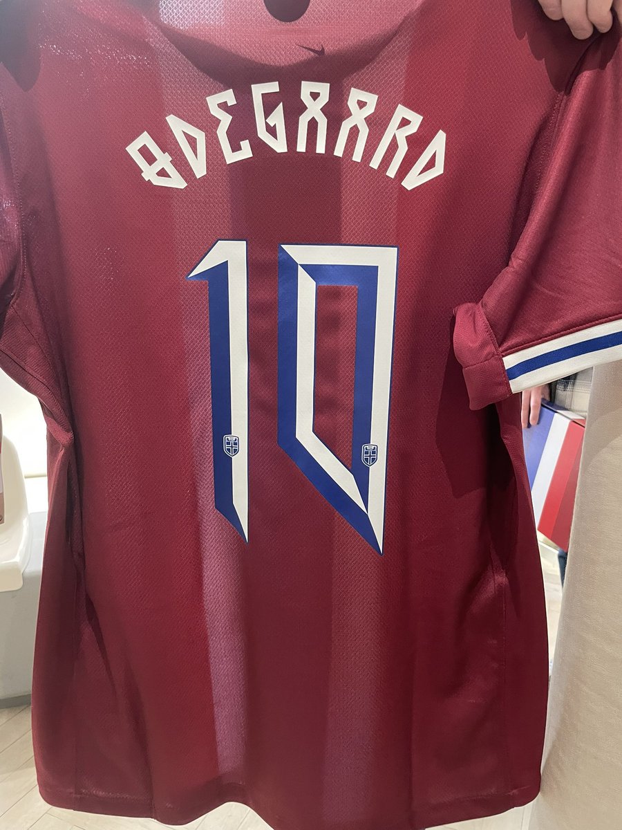 🇳🇴🙌🏻La tipografía y los dorsales de las nuevas camisetas de Noruega son ESPECTACULARES.

[📸<a href="/CheGiaevara/">Jonas Adnan Giæver</a>]