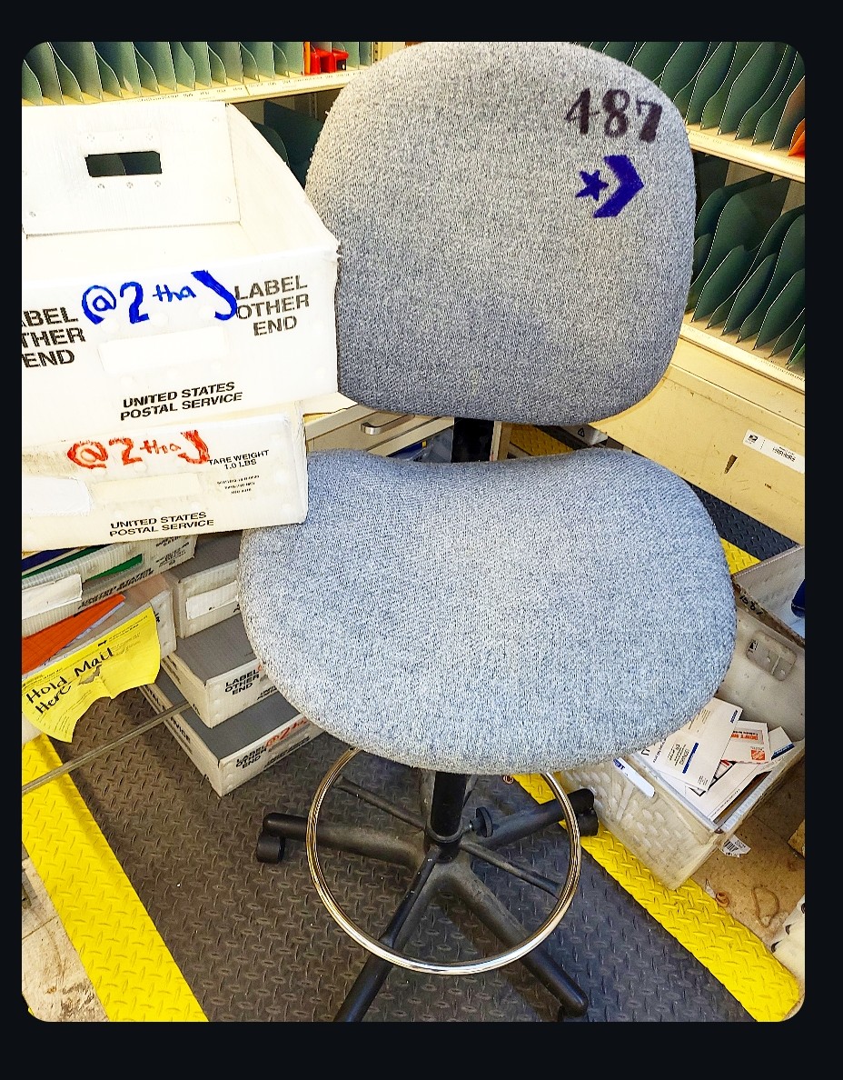 AJWoodson's tweet photo. 3/21/24

#ThankYou 
(1300 blk of S ILES)

2 Weeks ago, my assigned #Stool at #Work  just *Vanished* ... So do my #Customers have Perfect Timing or Not!?!?!

💙💙❤️📬❤️💙💙

PS:
Betcha my Stool will MAGICALLY reappear 
😂🤣😂

#USPSLife 📬
#ConverseKid
#AJWoodson
#SpringfieldIL https://t.co/smnRNKRUWh