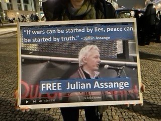 Auf der Mahnwache für #JulianAssange heute (21.03.24) von #FreeAssangeBerlin vor der Botschaft der USA mit Abstecher zur britischen Botschaft hatten wir mal wieder Besuch von @AndrejHunko . Vielen Dank!