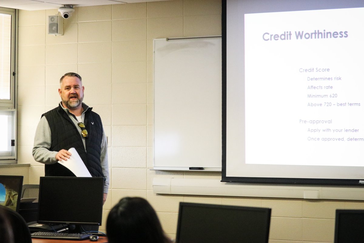 GCCCBroncbuster's tweet image. Gabe Gallardo and Brian Crockett from Crockett &amp;amp; Co Real Estate revisited Dr. Ortega&apos;s Personal Finance class today, providing students with insights into purchasing a home.🏘️

#COMMUNITYCollege
#FinanceClass💵
#ProducingPositiveContributors🎓