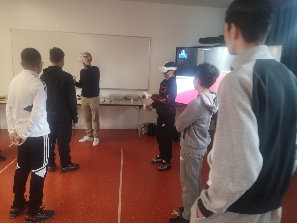 BenjaminHorrut's tweet photo. 🎨Très belle première journée Olympik#arts 1/4 au collège des @hautsdeblemont : visite de l'exposition itinérante de travaux d'élèves, ateliers autour de pratiques artistiques numériques pour les collégiens et les écoliers avec l'artiste @PaoloDelVecch1o. Merci @dane_nancy_metz🙏 https://t.co/ZjSSsyCd1h