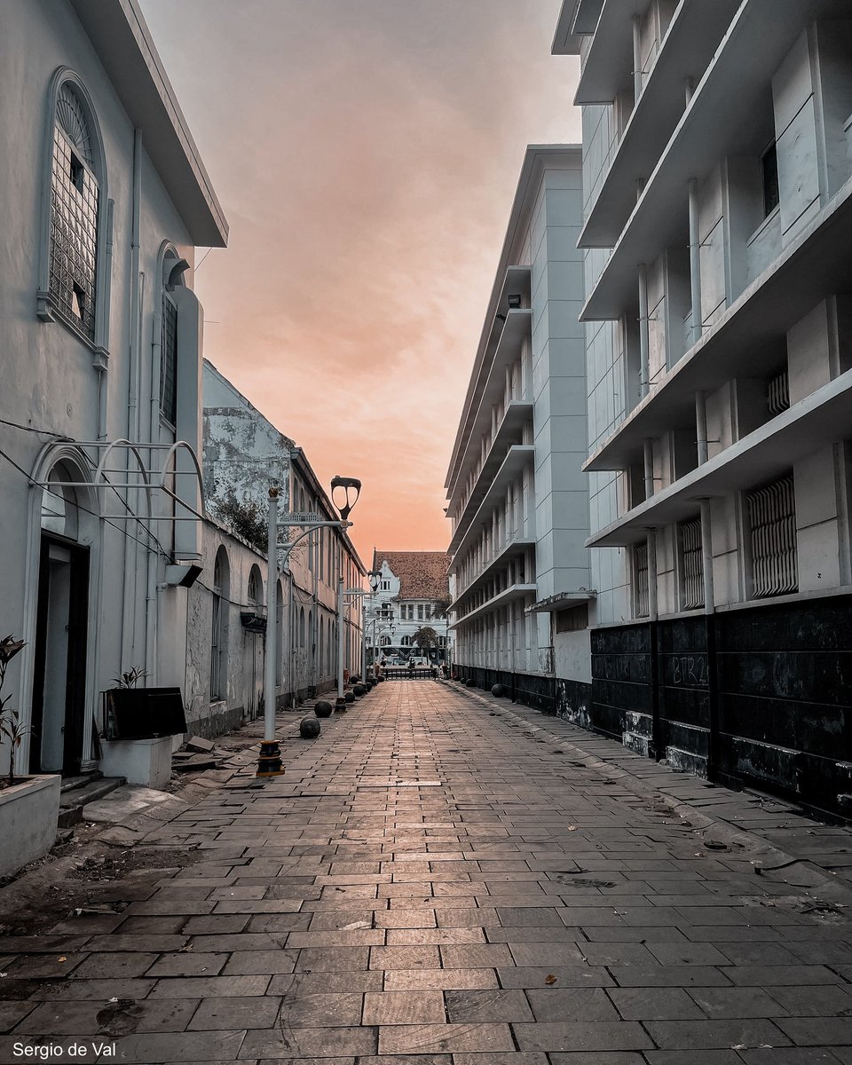 sergiodeval's tweet photo. #Jakarta #CentralJakarta #Indonesia #Indonesie #Asia #jktinfo #Photography #Beautifuldestinations #amazing_jakartag #KotaTua #KotaTuaJakarta #OldTown #Colonial #ColonialBuilding https://t.co/tppx75g0EE