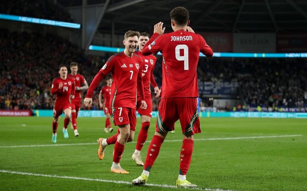 RESULTADOS DE PLAYOFF EUROCOPA: 

- Georgia 2 - 0 Luxemburgo
- Israel 1 - 4 Islandia 
- Grecia 5 - 0 Kazajistán
- Gales 4 - 1 Finlandia
- Polonia 5 - 1 Estonia 
- Bosnia 1 - 2 Ucrania 

Finales 🔥⚽

📌 Georgia  - Grecia 
📌 Gales - Polonia
📌 Ucrania - Islandia