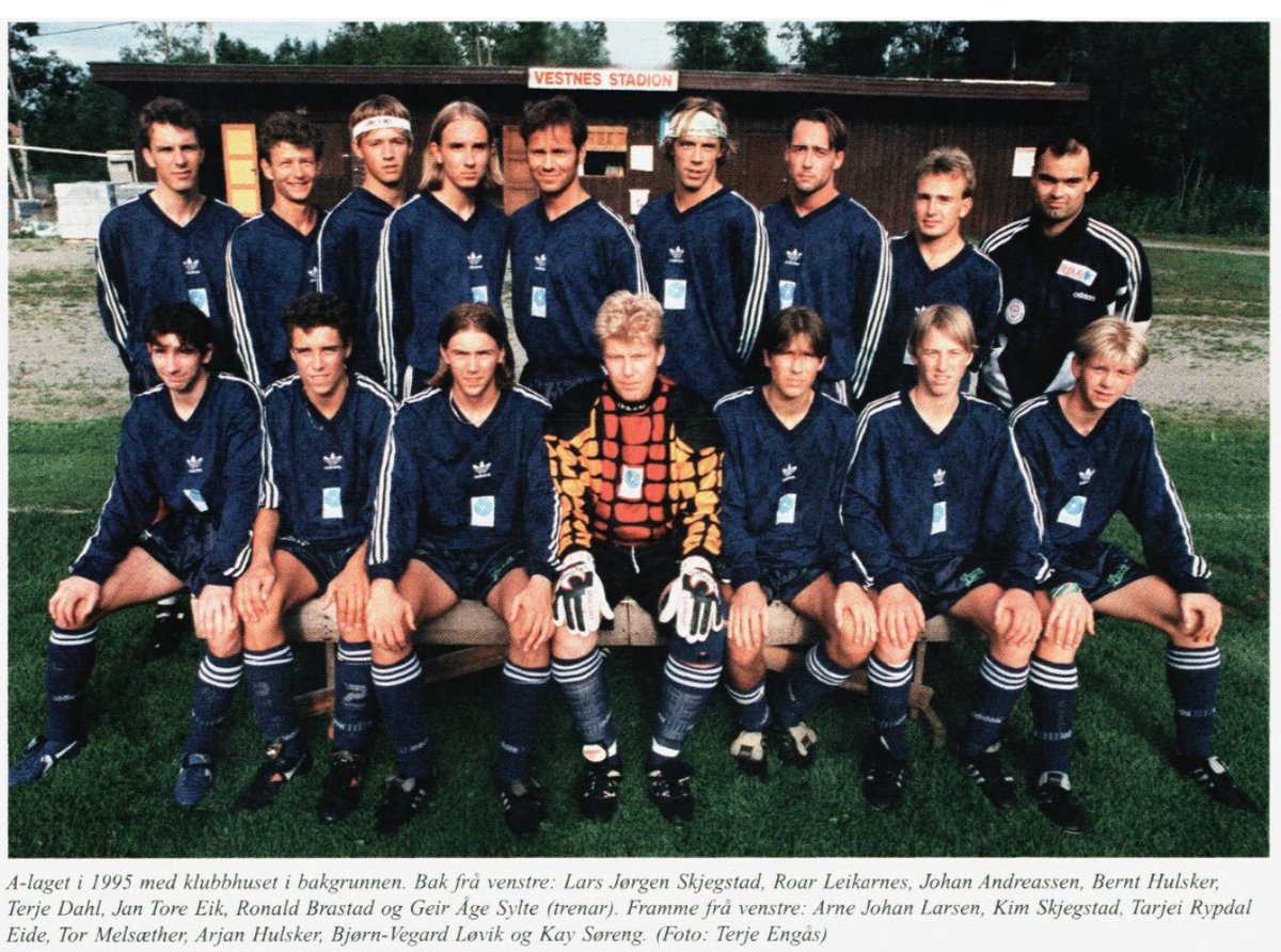 Fra fargerfotoarkivet må vi også bringe denne klassikeren. Vestnes/Varfjell som de nå heter har dette året et flunkende nytt mørkeblått draktsett og mange unge herrer med langt hår. Blant annet to med etternavnet Hulsker. Skulle tro disse hollenderne ville foretrukket oransje.