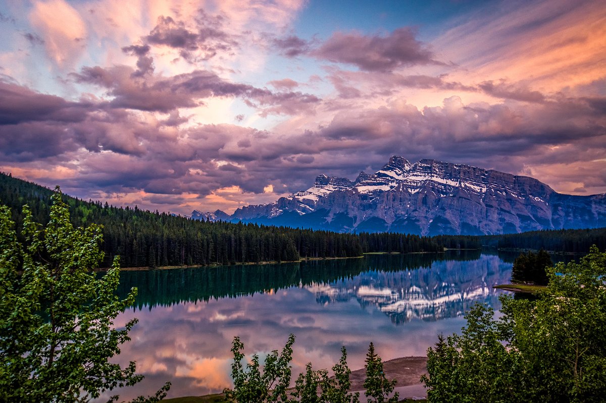 One of the most spectacular sunsets I've ever seen, at Two Jack Lake in Banff National Park, Alberta. 

postly.link/_WG/

#banff #banffnationalpark #parkscanada #alberta #canadianrockies #canadiancreatives #mountainsunset #mountaindecor #banffwallart #banffprints