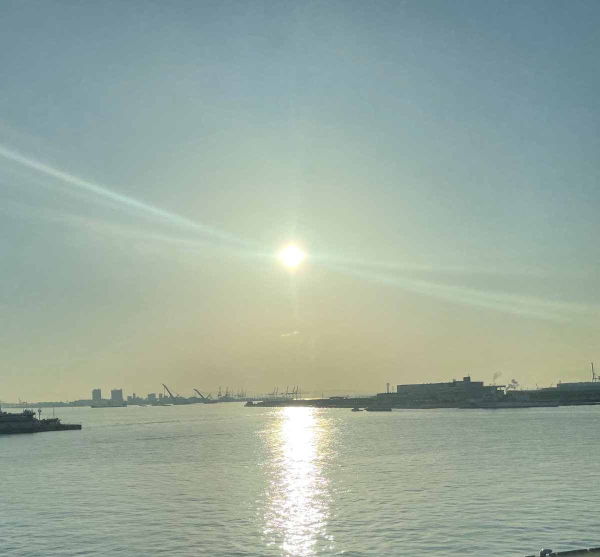 Big_Bang_2024's tweet photo. おはようございます‼️

3月22日金曜日晴れ☀️

神々しい写メが撮れました

寒いけど太陽暖かいみたいな変な感じの朝です

仮想通貨はヨコヨコ続きで萎えてる人も

近いうちアルト祭りアルト思います🚀

それまでひたすら我慢😣

今日も一日
『死ぬな、怪我すな、病気すな』

行ってこーい🙌🙌🙌 https://t.co/dhskNdATok