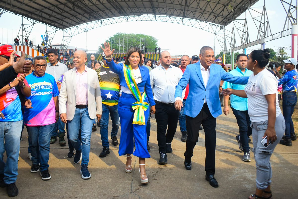 amarcanopsuv's tweet photo. Me vine a UPATA con  mi Alcaldesa @tatachavista a la presentación de su Memoria y Cuenta al pueblo . 
Dios te siga bendiciendo TATA para que tu gente cada día tenga más Bienestar Social #LaEsperanzaEstaEnLaCalle https://t.co/8yRilc7g48