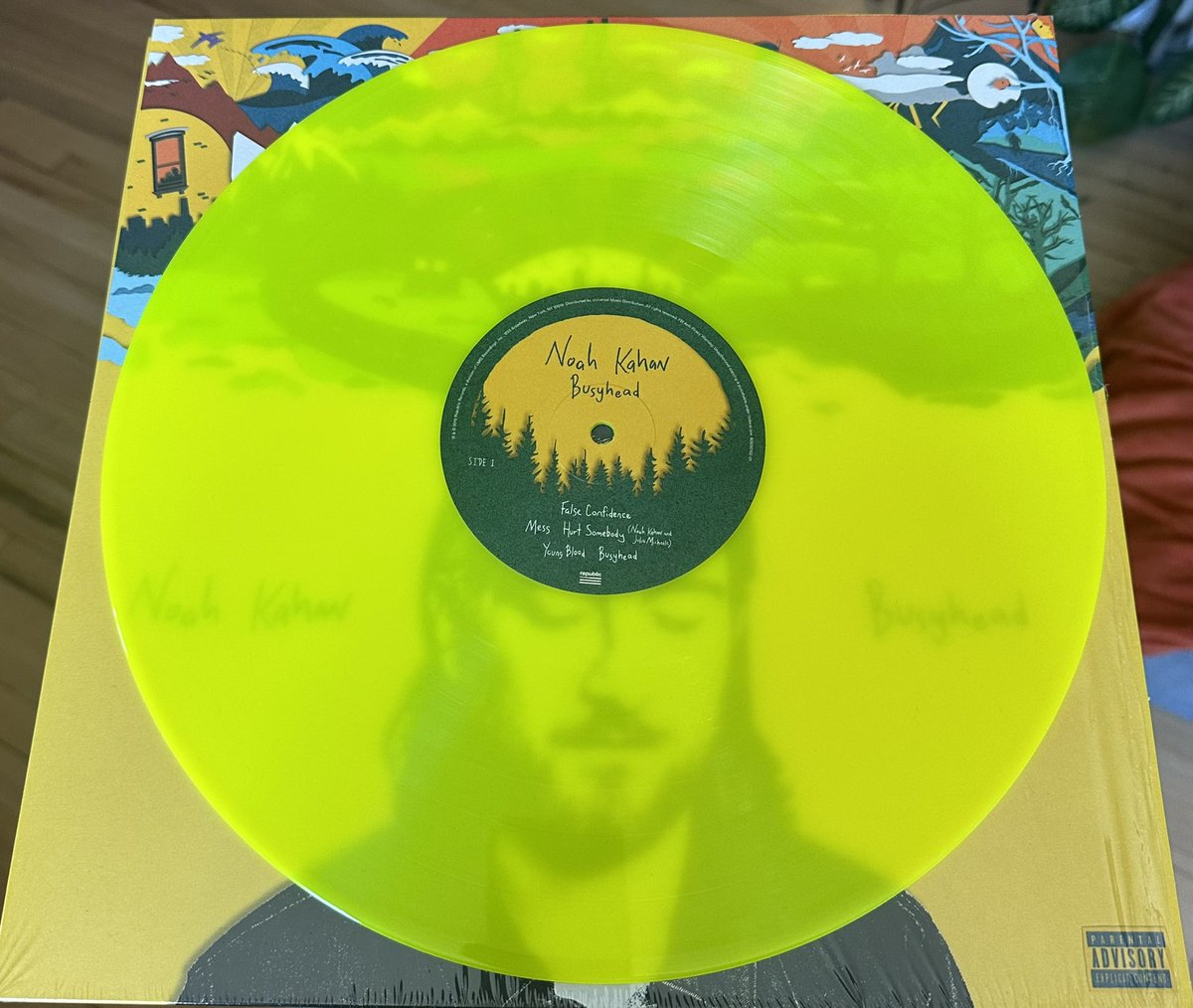 jamisversion13's tweet photo. It’s so bright I’m obsessed!!! Just as neon in person as it looks in pictures 🤩 #NoahKahan #Busyhead https://t.co/EekijbUcLe