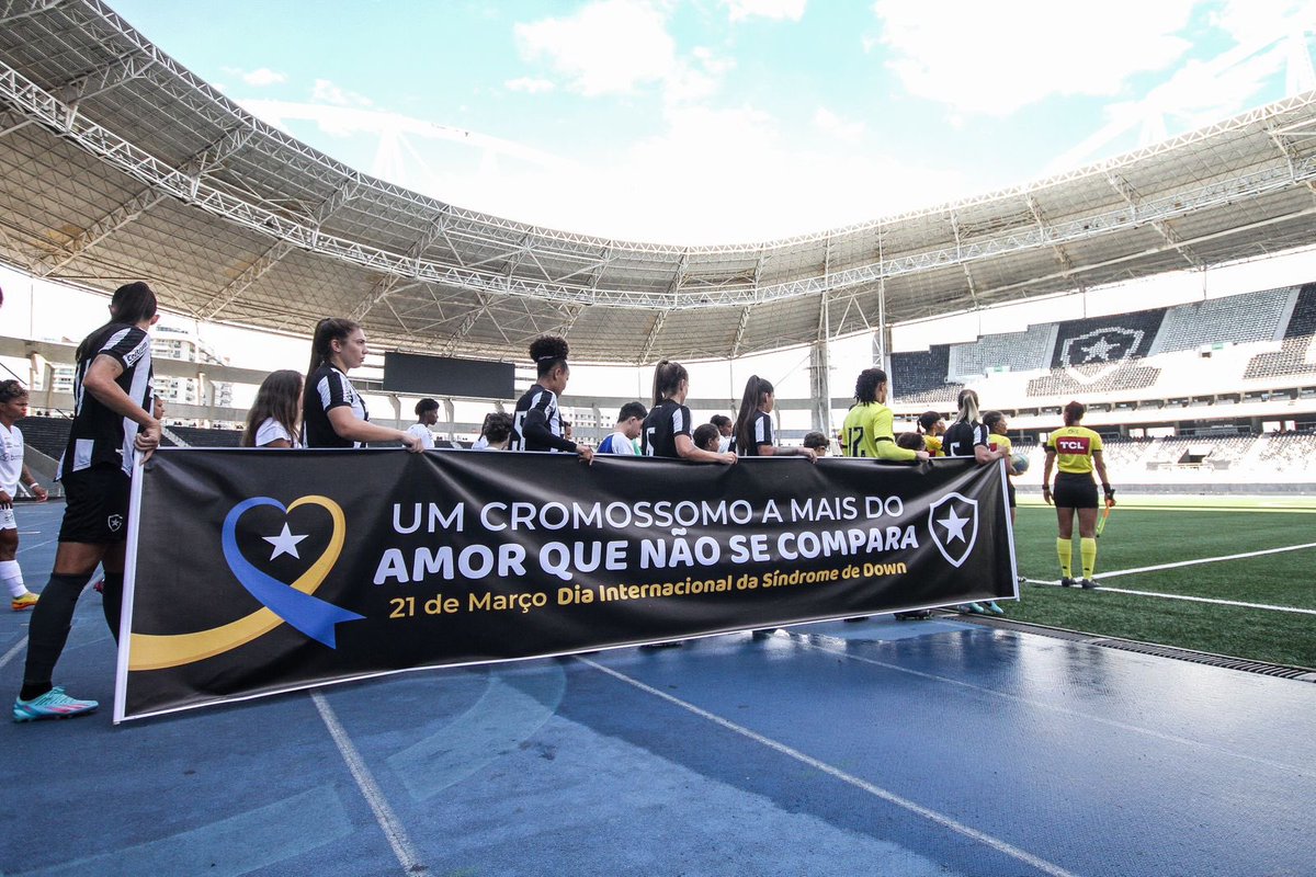 Mensagem importante! 🤍🏟️ Na partida de hoje no Niltão, o elenco feminino do Botafogo entrou com uma faixa em homenagem ao Dia Mundial da Síndrome de Down. Seguimos juntos! ⭐🔥 📸 Arthur Barreto/ BFR