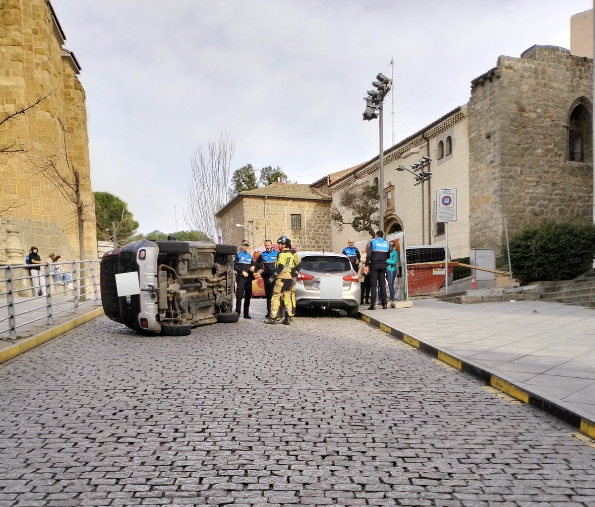 bomberosdeavila's tweet image. 17:10 Accidente vial en Plaza Claudio Sánchez Albornoz #Avila.

Recolocamos el vehículo volcado sobre sus ruedas y hacemos control de riesgos.

Con #PoliciaLocalAv.
