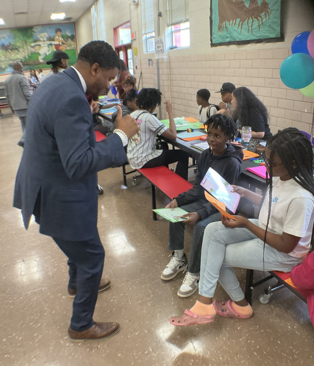 FlatShoals_ES's tweet photo. Our students, parents, and teachers came out to “get fit with math and lit” during our Math &amp; Literacy Night. @DeKalbSchools #DCSD #iloveDCSD https://t.co/9FODC2u9as