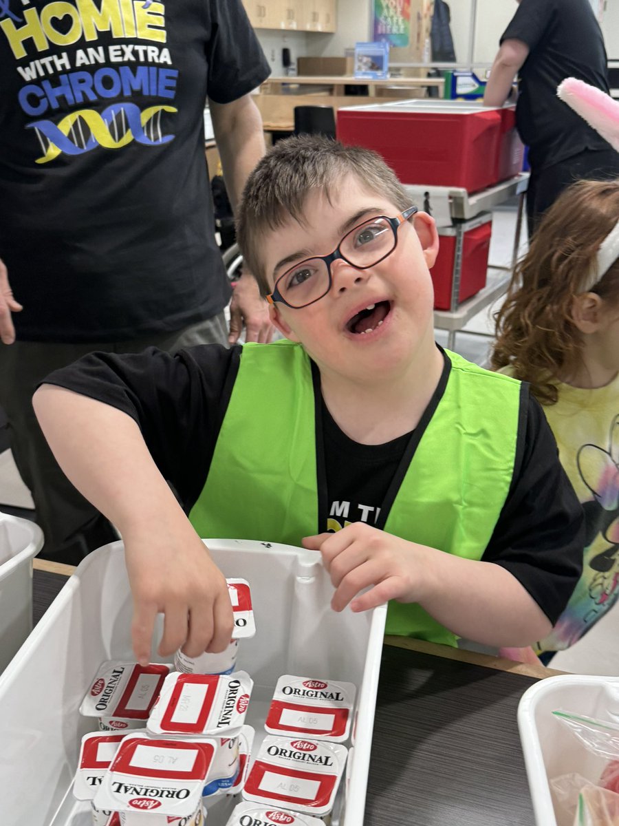 FrancisdeSf's tweet photo. Today was DOWN-right perfect as we celebrated #WorldDownSyndromeDay2024 and our friend Simon! Everyone looked great in blue, yellow and fun socks! 
It was a greatday of learning about inclusivity and finding joy in what makes each of us different! 
#IBelongHereCDSBEO @tracy_brien https://t.co/IlFeQtdmtU